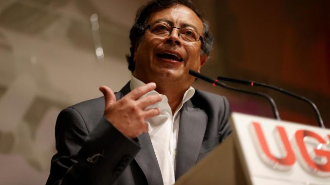 El senador de la República de Colombia y candidato presidencial, Gustavo Petro, interviene en el acto del partido Colombia Humana celebrado este lunes en Madrid. EFE/ Juanjo Martín Petro