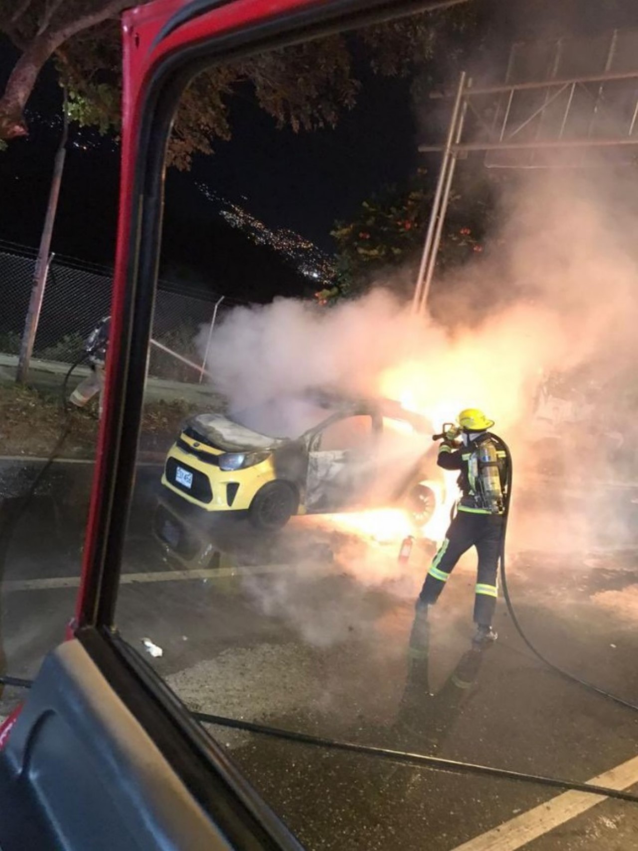 Se quemó un taxi en la Autopista norte 3 taxi quemado bello