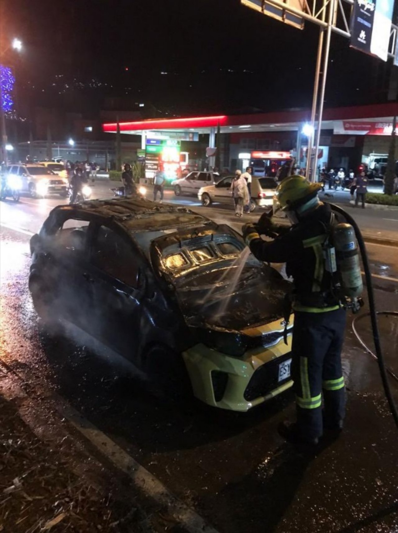 Se quemó un taxi en la Autopista norte 2 taxi quemado bello1