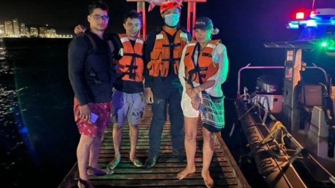 tres personas recatadas en el mar de santa marta