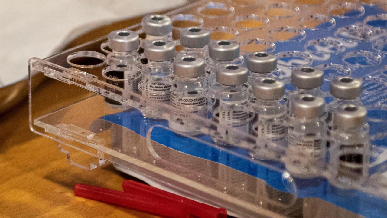 Las vacunas de refuerzo evitan en un 80 % que ómicron provoque casos graves