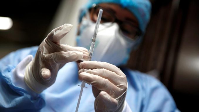 El consejero delegado de Pfizer, Albert Bourla, explicó que aún no está claro si este nuevo producto será necesario, pero dijo que su empresa ya está comenzando a fabricar las primeras dosis dado que algunos países quieren disponer de ellas cuanto antes. Foto de archivo. EFE/ Ernesto Guzmán Jr. ómicron