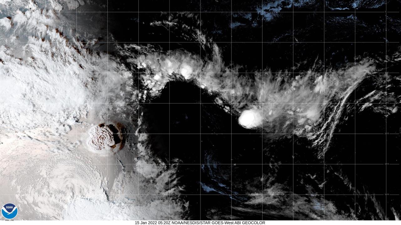 volcan tonga blanco y negro tsunami