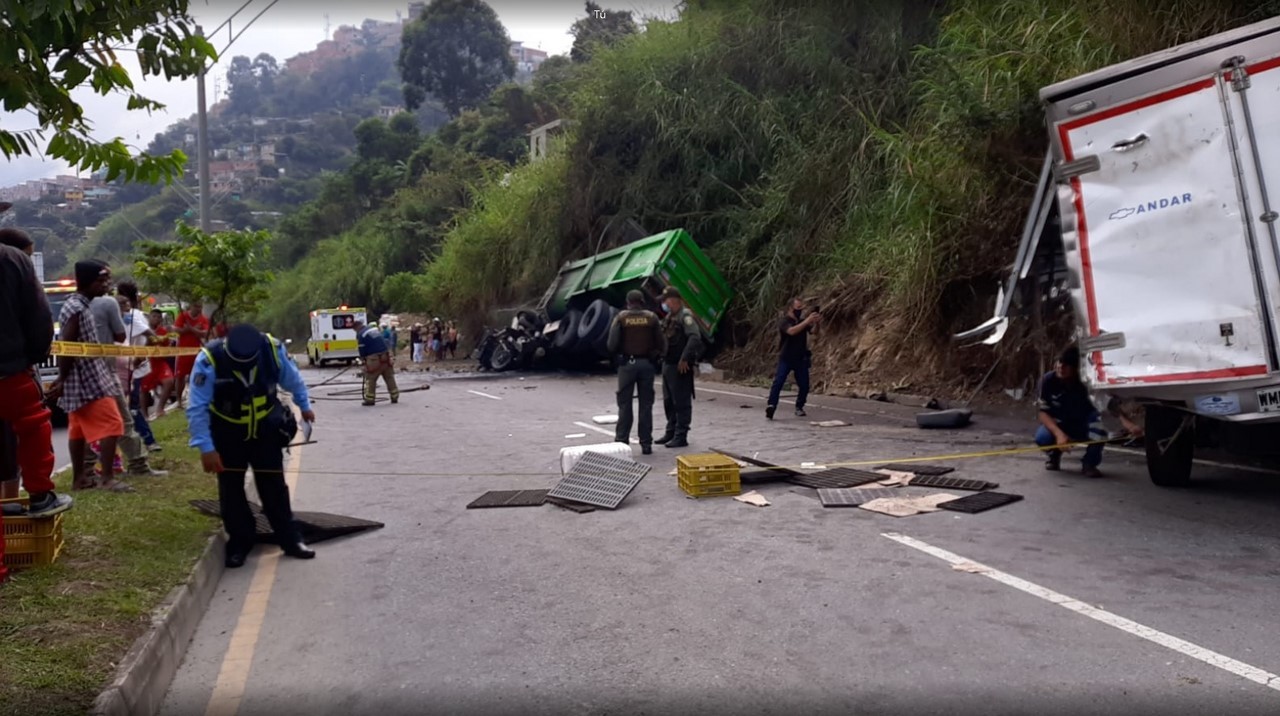 FOTOS: ¡Ampliación! Dos lesionados en el accidente de la volqueta, bajando al túnel de Occidente 3 volqueta5