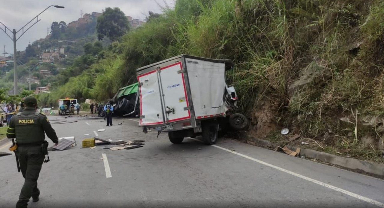 FOTOS: ¡Ampliación! Dos lesionados en el accidente de la volqueta, bajando al túnel de Occidente 5 volqueta6