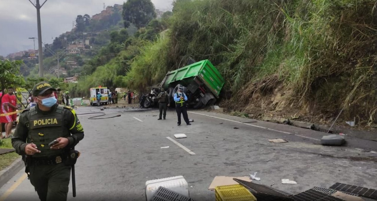 FOTOS: ¡Ampliación! Dos lesionados en el accidente de la volqueta, bajando al túnel de Occidente 6 volqueta7