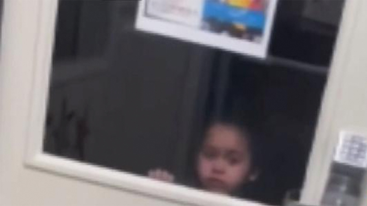 niña-encerrada-jardín