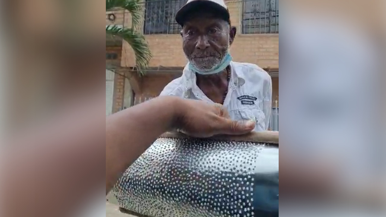 ¡Muy 'berraquito'! Abuelito tiene 92 años de edad y no se queja del trabajo