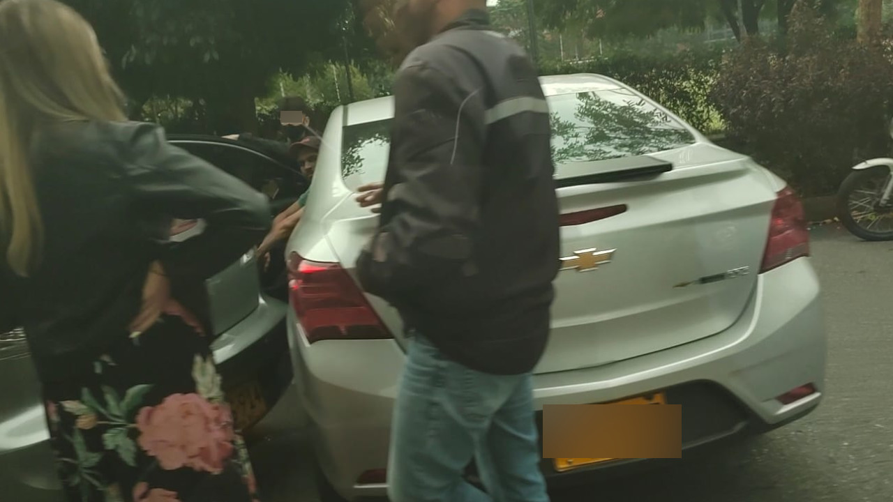 [Video] Dos carros particulares se chocaron por La 4 Sur, Medellín