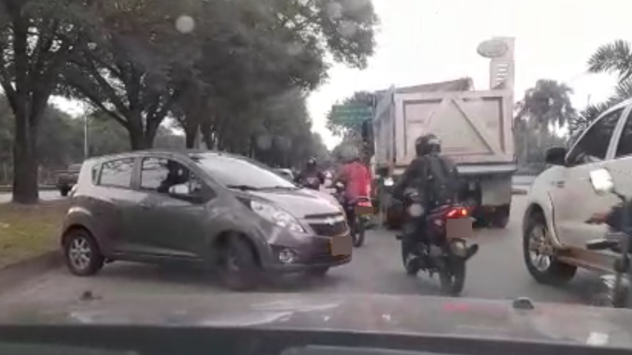 [Video] Carro particular y volqueta causaron congestión en la Av. Regional de Medellín