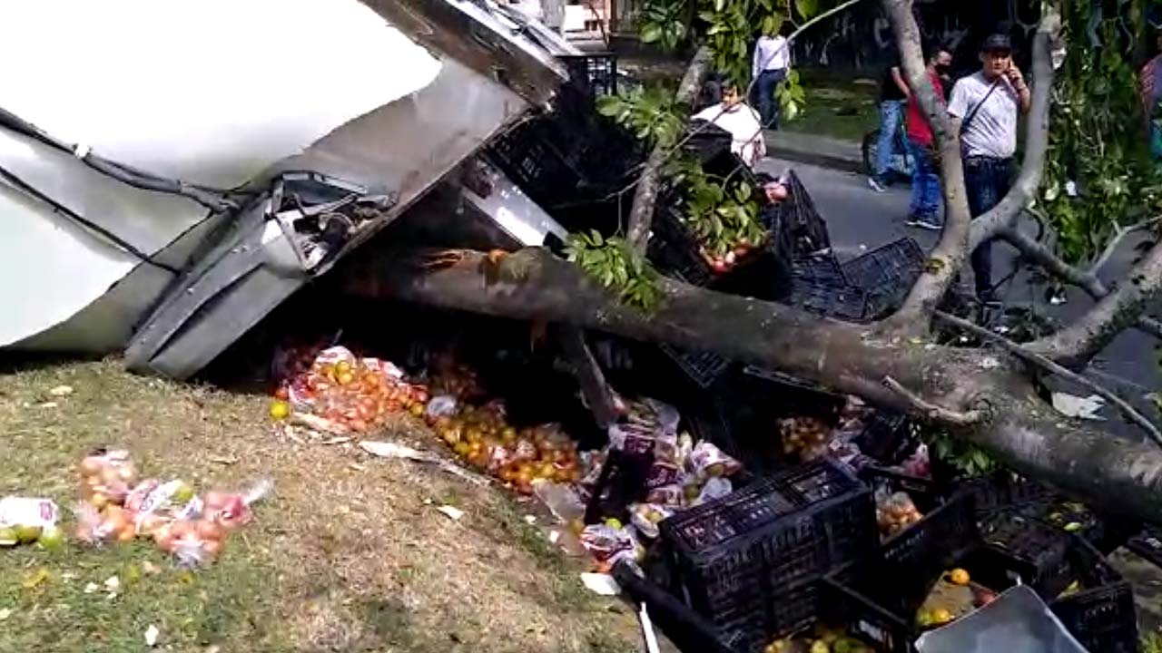 [Video] Camión con alimentos se volcó en el Puente del Mico