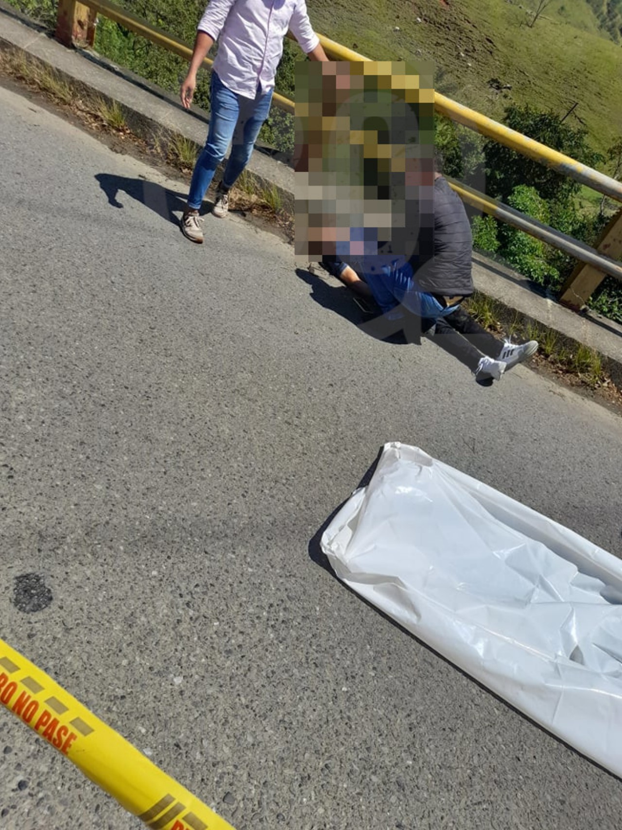 Cuerpo de hombre fue hallado colgando de puente en Hispania 4 Cuerpo de joven fue hallado colgando de puente en Hispania 1
