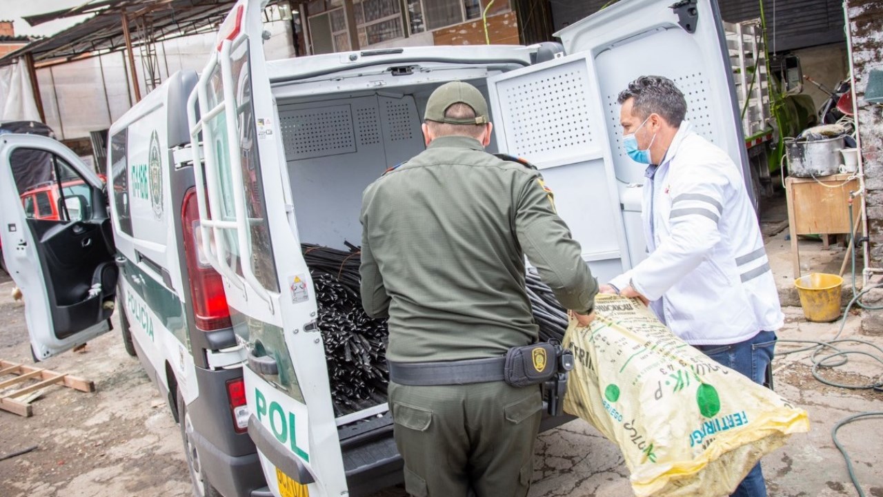 En parqueadero Policia recupero mas de 300 metros de fibra optica hurtada
