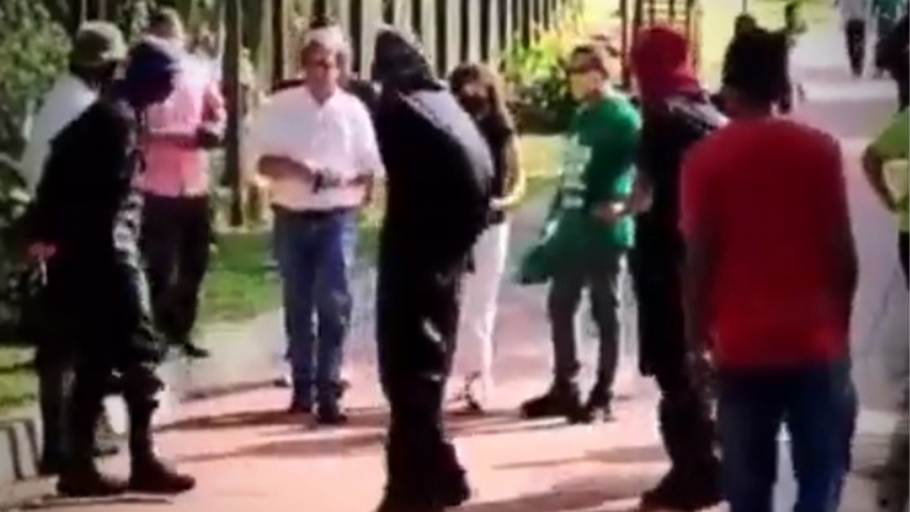 Encapuchados sacaron a Sergio Fajardo de una universidad de Pereira