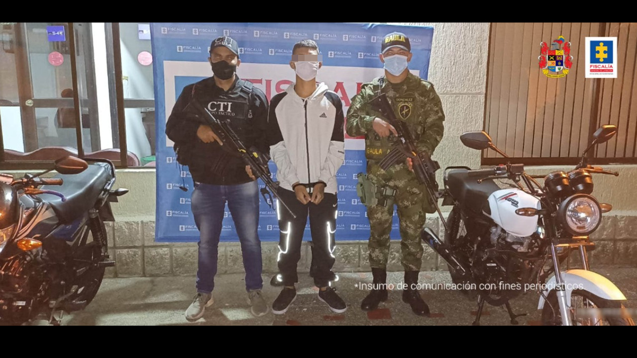 A un tipo y a un 'pelado' los cogieron cuando extorsionaban a un comerciante en la Comuna 13 de Medellín