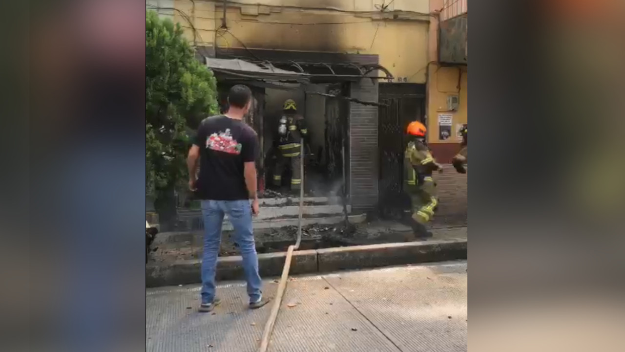 Bomberos controlaron un incendio en un local de Manrique, comuna 3 de Medellín