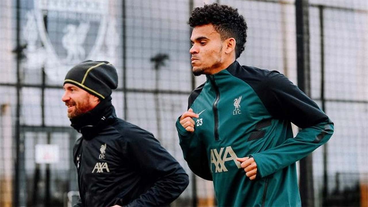 ¡Una sonrisa imborrable! Primer día de Luis Díaz en Liverpool y posible debut