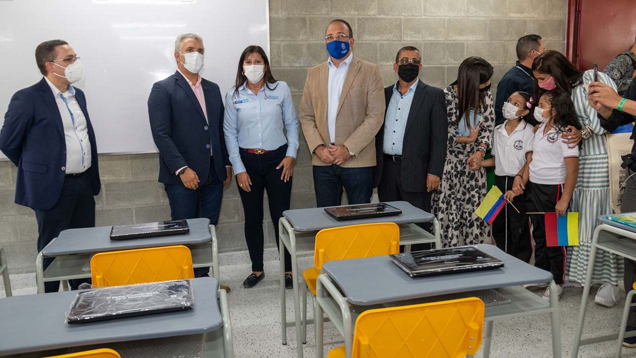 Duque-entrega-obras-colegio-itagui