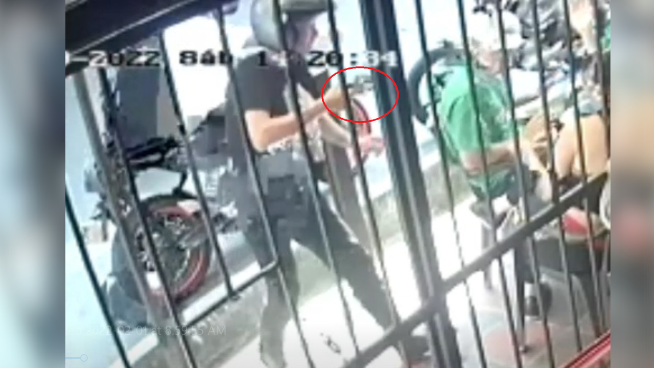 [Video] A plena luz del día 'ratas' armadas le robaron a unos ciudadanos a las afueras de una tienda en Bello