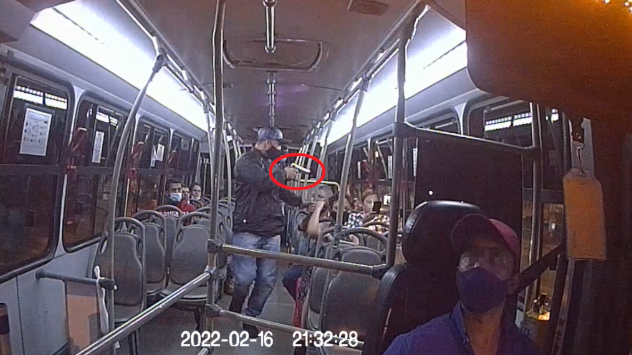 'Ratas' se subieron a un bus por el Parque Juanes con cuchillo y pistolas, le quitaron todo a los pasajeros