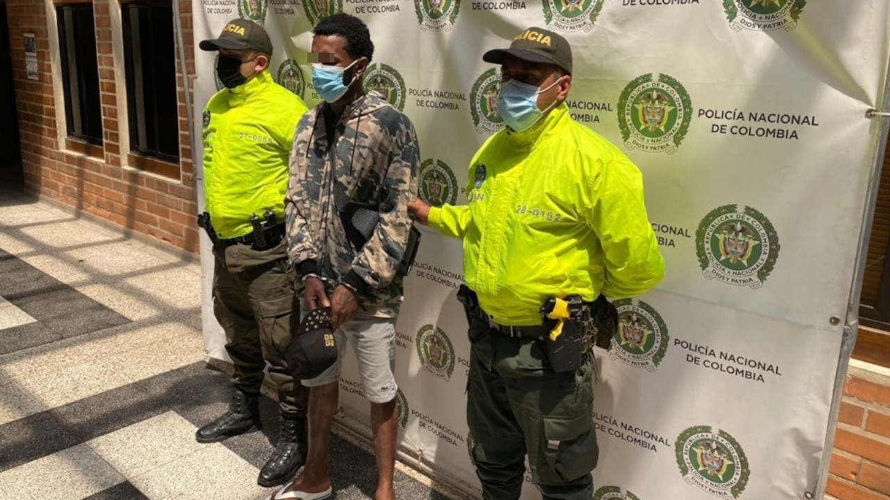 Con machete en mano le habría robado a una familia en Medellín, lo mandaron a la cárcel