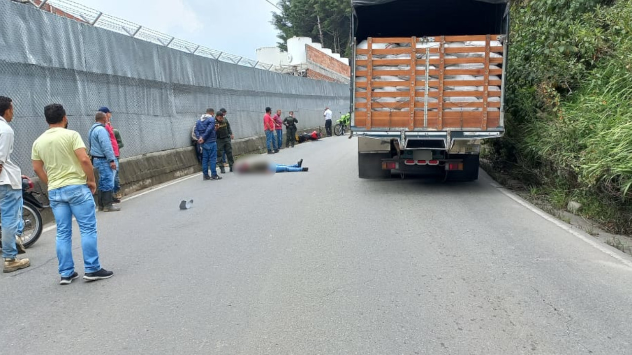 Motociclista perdió la vida al chocar contra un camión en la vía Medellín - San pedro de los Milagro
