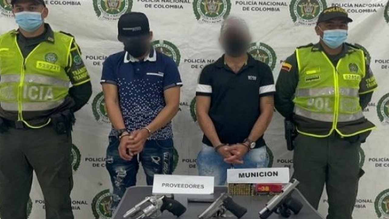 Capturados con tres armas de fuego en un bus