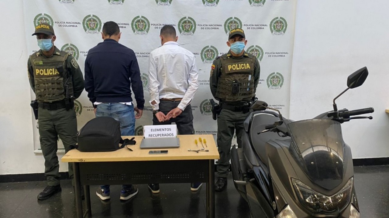 Cogieron a estos dos en El Poblado, habrían sacado un portátil y un celular de un carro en Guayabal