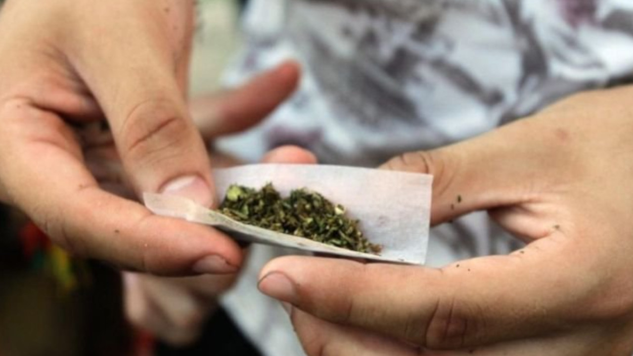 Estaba todo tranquilo vendiendo bareta en Aranjuez sin darse cuenta que los policías lo estaban viendo