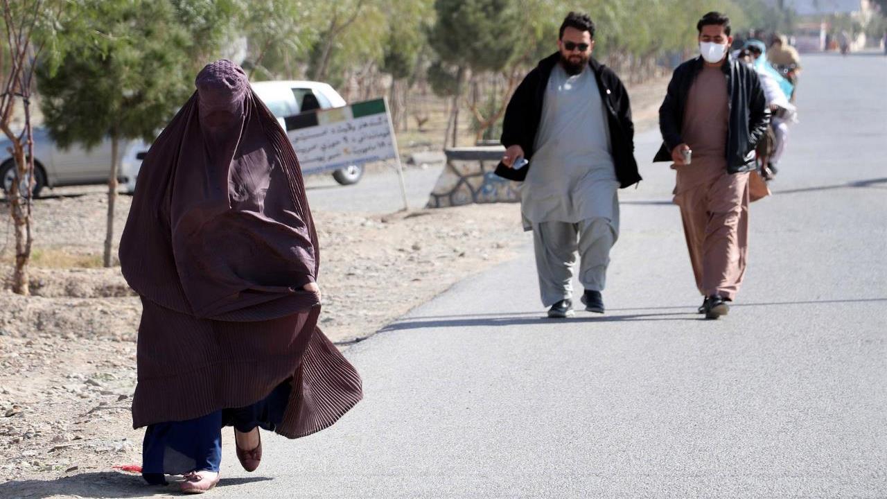 ¡Con acceso para las mujeres! Los talibanes reabren las universidades