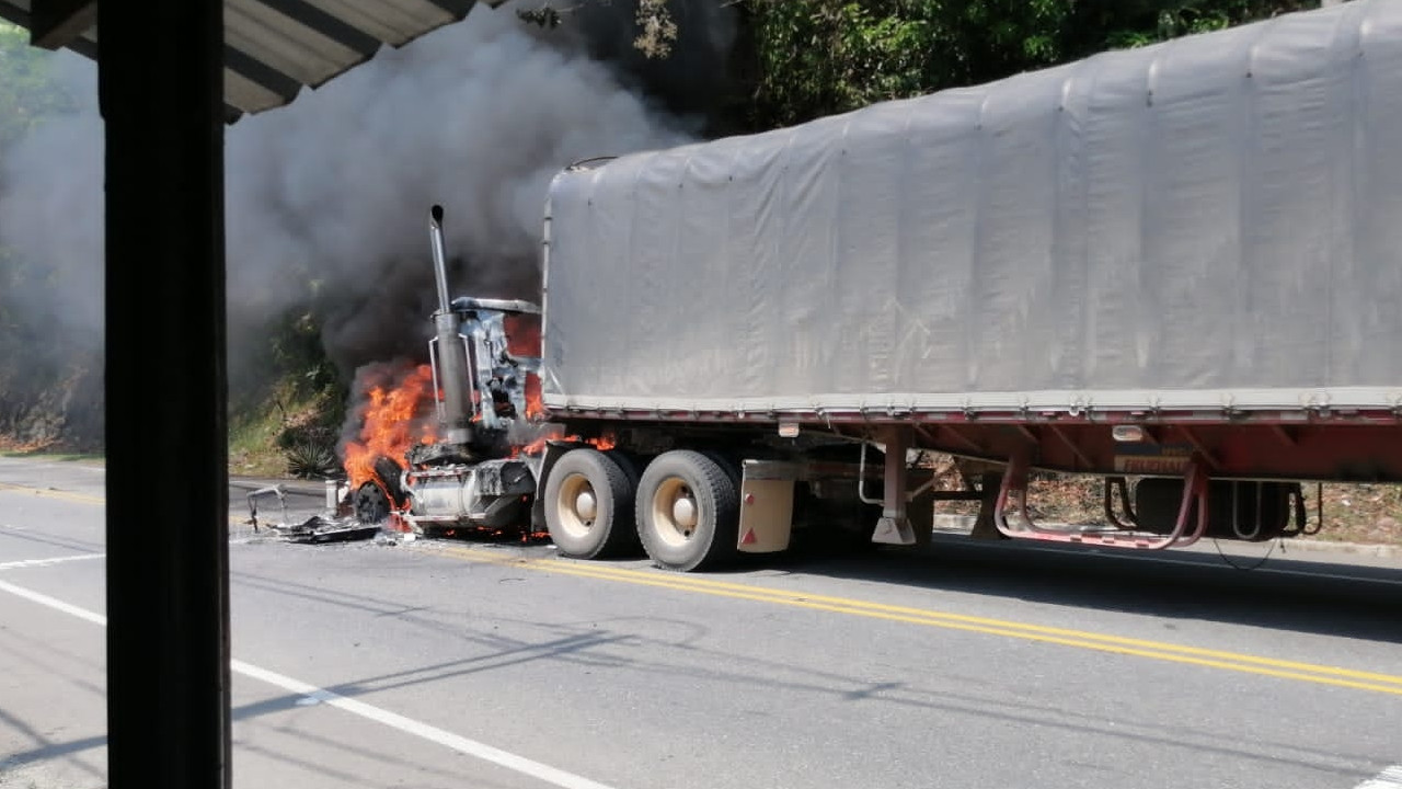 Acaban de quemar otro tractocamión en la vía que va de Medellín a la Costa
