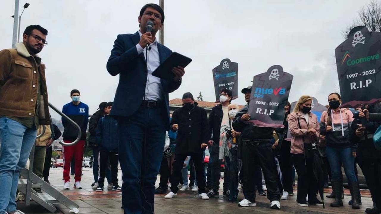 Camilo Romero presentó su propuesta para mejorar el sistema de salud de Colombia y le hizo un funeral a las EPS