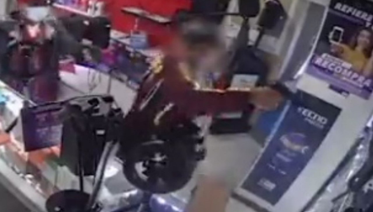 Cogieron a un hombre por hurtar 21 celulares en un local