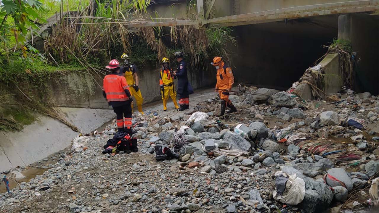 Habló el joven que rescataron tras ser arrastrado por la quebrada La Loca en Bello