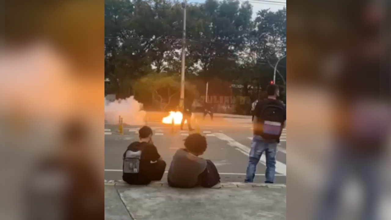 Vea el momento en el que encapuchados detonaron artefactos explosivos por el ITM