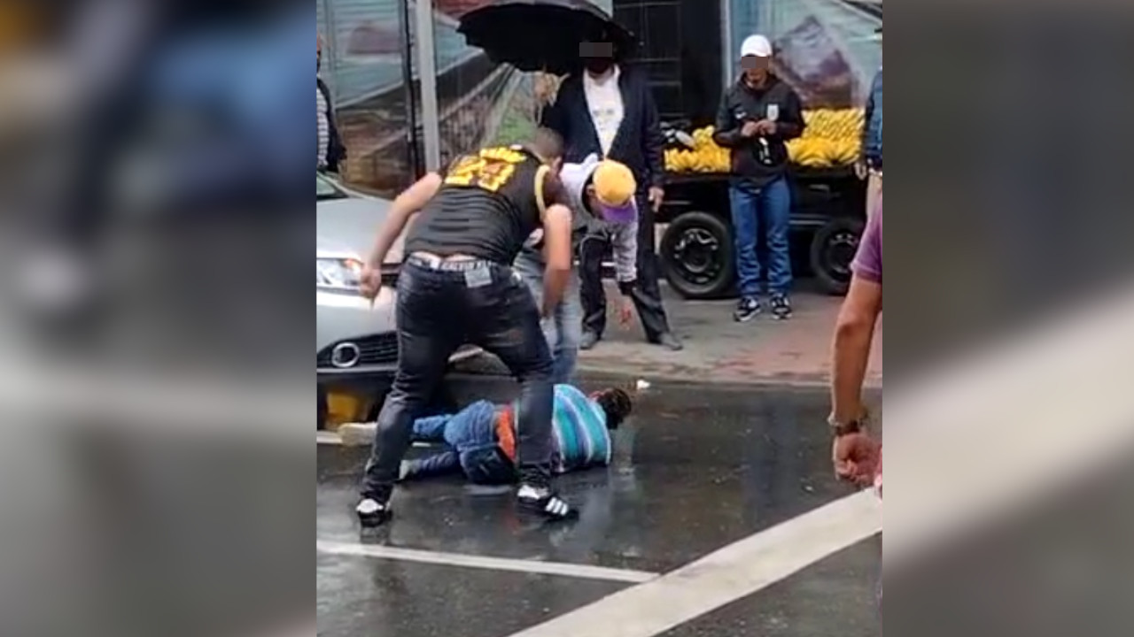 Entre varios le dieron 'pata' a un presunto ladrón en el centro de Medellín