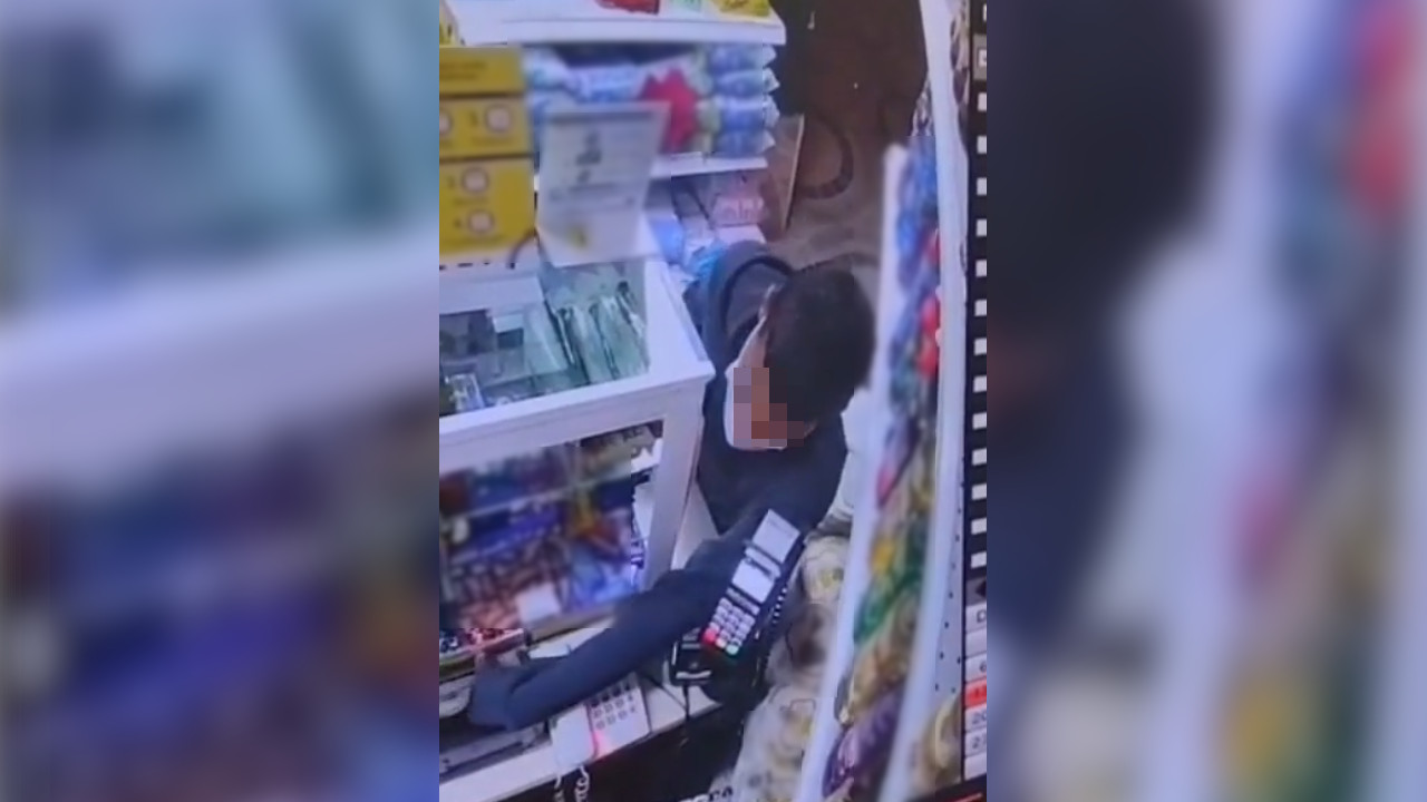 [Video] ¡Eso es lo que aprenden! Dos 'peladitos' vaciaron la caja registradora de un supermercado en Robledo