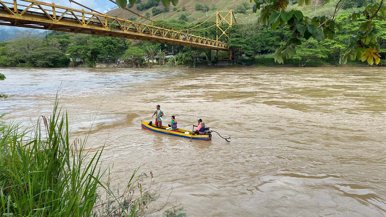 VIDEO: Reanudan búsqueda de Leimar Felipe, que cayó al río Cauca ayer
