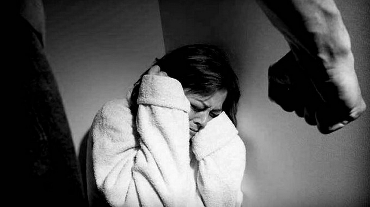 Hombre le tiró una sopa hirviendo a su pareja en la cara