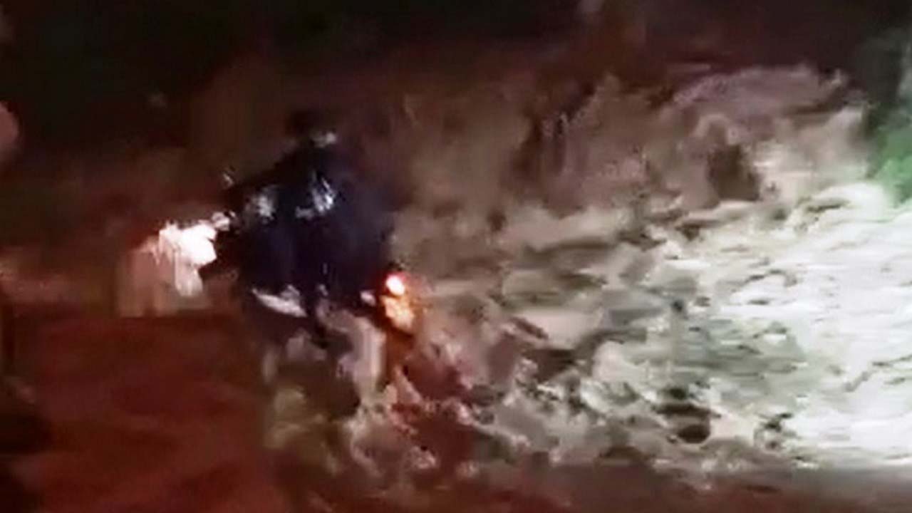 Momento exacto cuando jóvenes fueron arrastrados por la quebrada La Loca en Bello