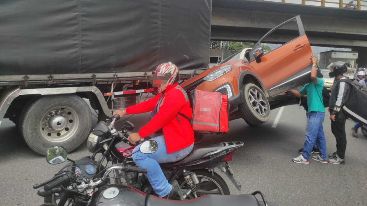 Impresionante accidente en la Autopista Sur a la altura del Puente Nutibara