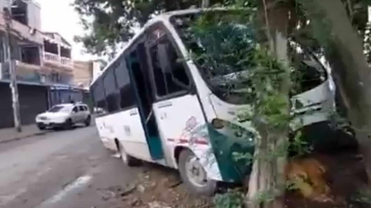 Aparatoso accidente de un bus escolar en Cali dejó 28 heridos