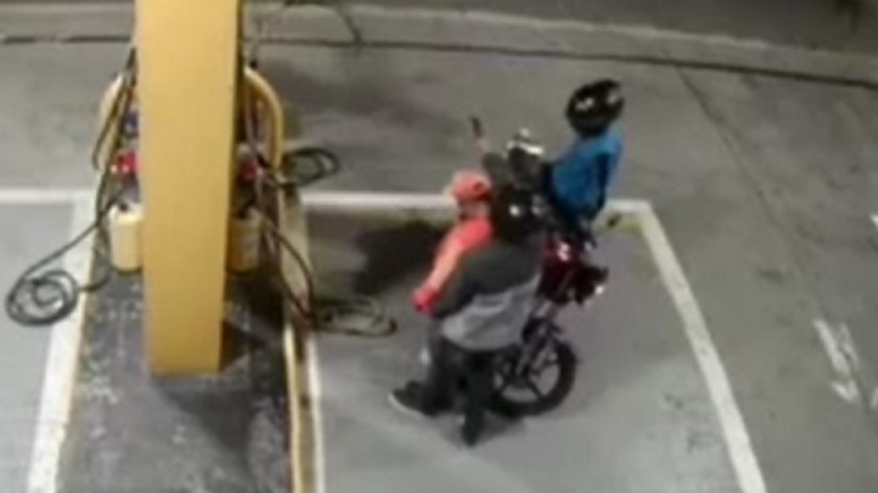 Video: ¡Primero tanquearon y luego le robaron! Atracaron al empleado de una bomba en Copacabana