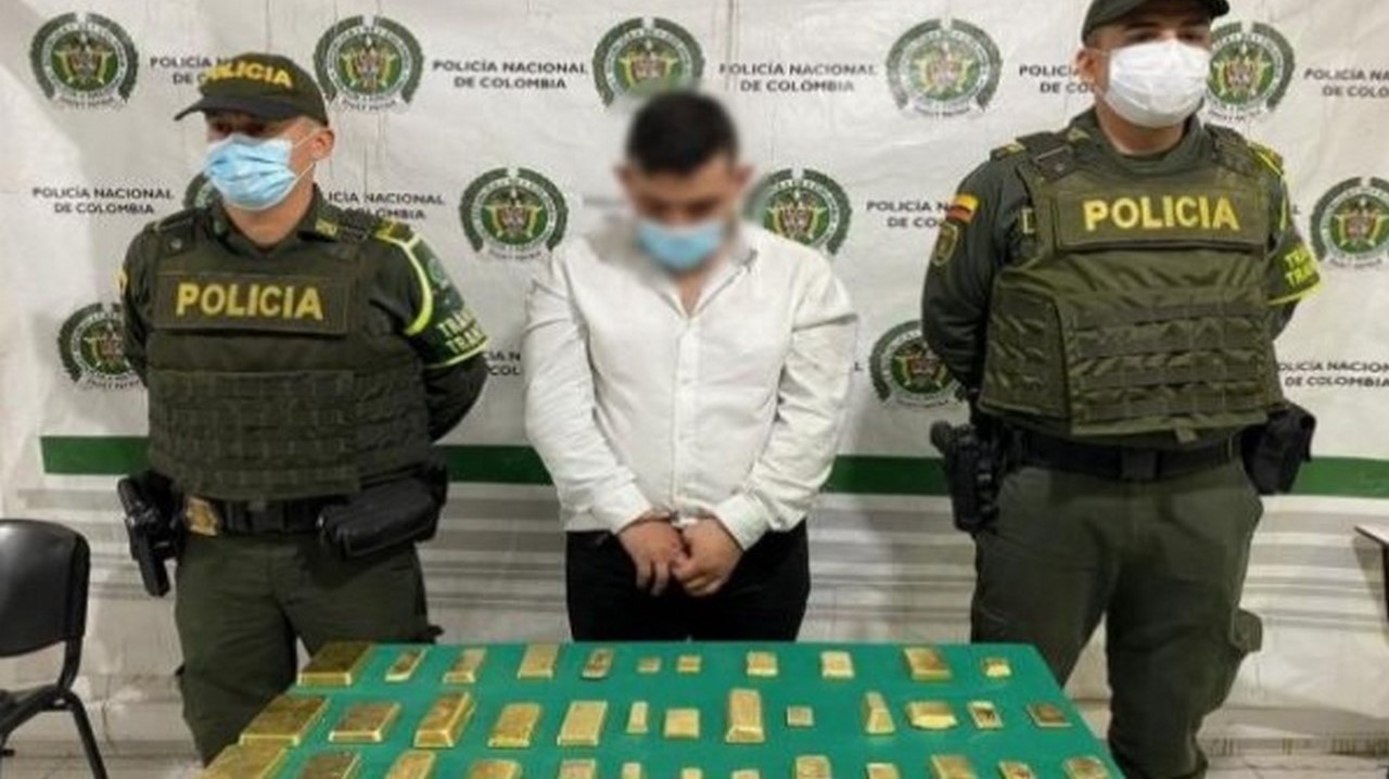 Lo cogieron transportando lingotes de oro camuflado en una camioneta