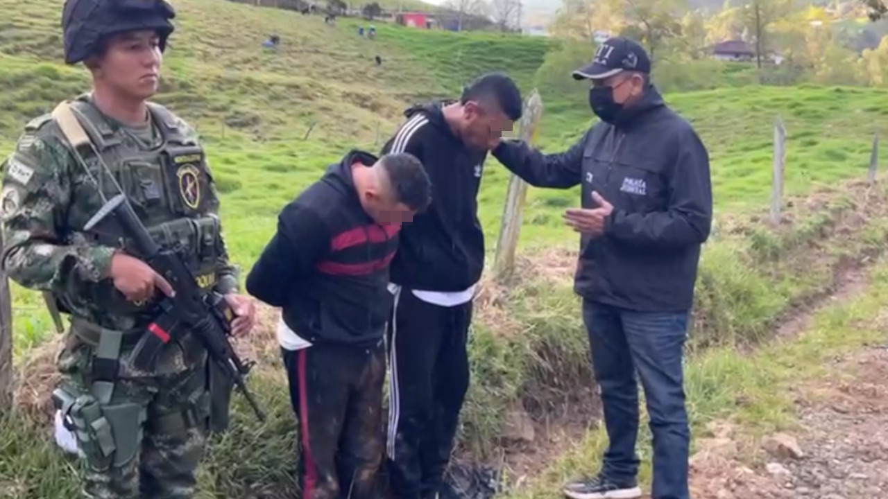 Sorprendieron a dos sujetos amenazando con fierros a campesino supuestamente para que les pegaran una extorsión |Minuto30