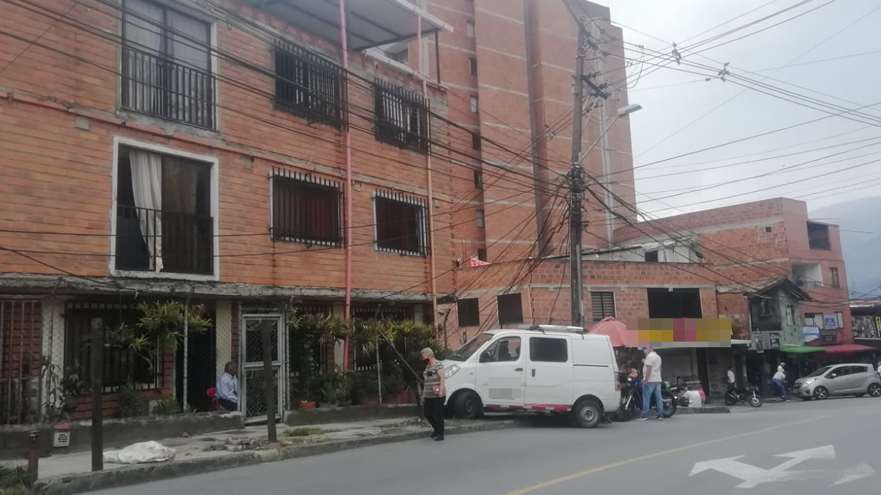 ¡Qué susto! Carro que se habría quedado sin frenos y chocó con una casa en Medellín