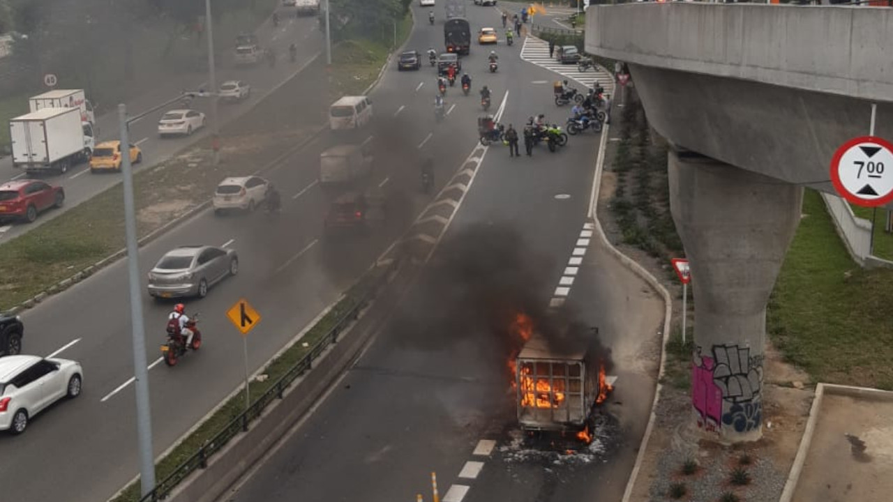 [Video] ¡Ay, qué pesar! Un carro es consumido por las llamas cerca a la Estación Ayurá
