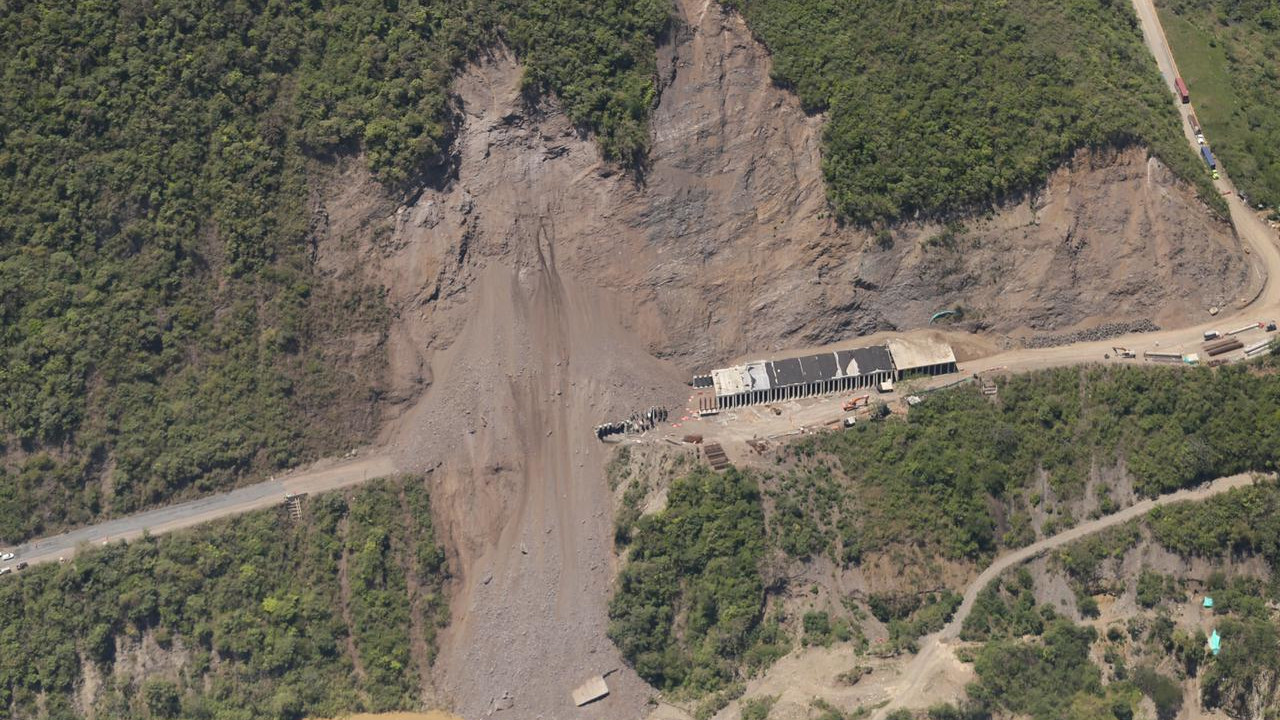 "Al parecer, puede haber allí personas atrapadas": Gobernador sobre derrumbe en la vía Medellín - Urabá