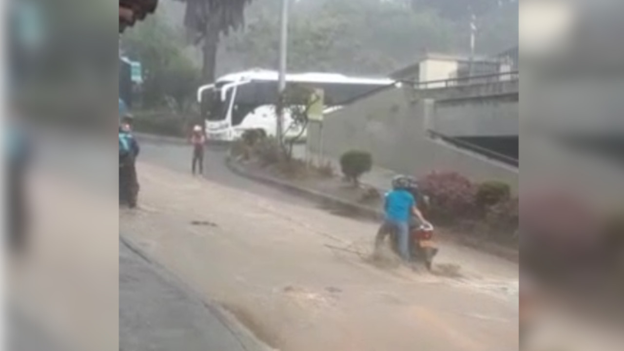 ¡Casi se le lleva la moto! fuerte corriente en una calle de San Cristóbal tras el fuerte aguacero