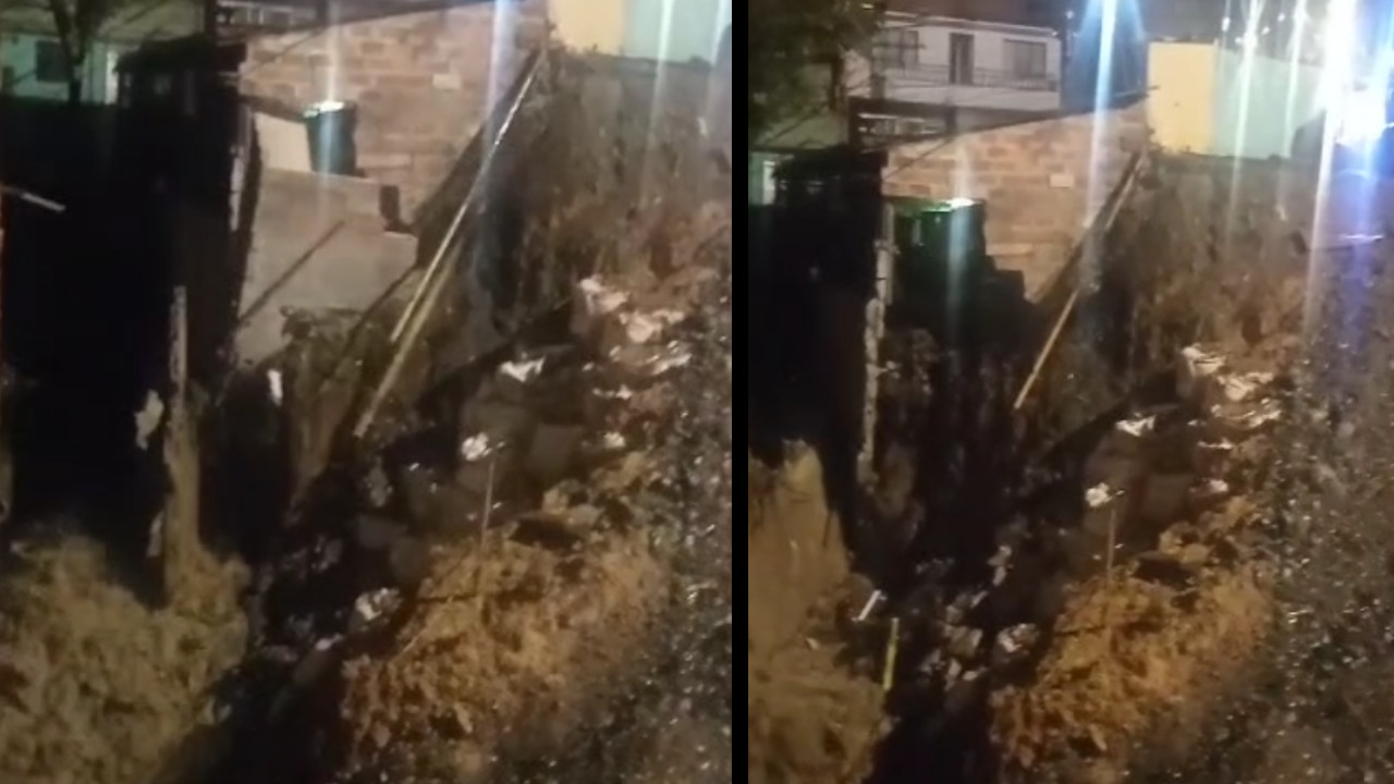 Quedó grabado el momento en el que se va al piso la pared de una casa en Bello